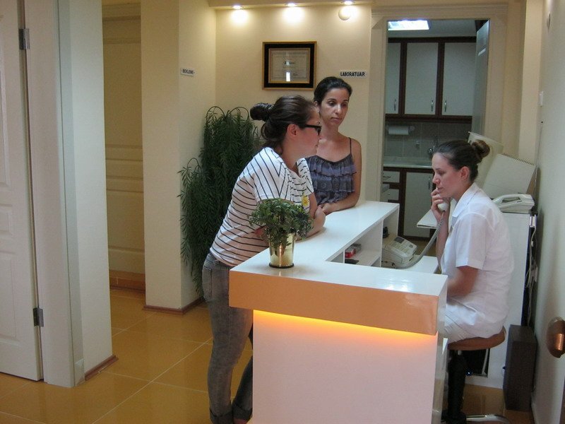 Kendinizi  evinizde hissedebileceğiniz, sizin için özenle tasarlanmış bir klinik.