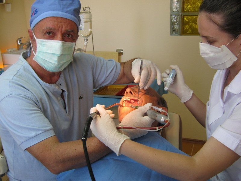 Doku harabiyetini en aza indirerek yapılan implant uygulamaları diğerlerine göre çok daha başarılı olmaktadır.<br>Bu bağlamda 2000 yılından bu yana implant ameliyatlarımı kesisiz ve dikişsiz yapmaktayım.