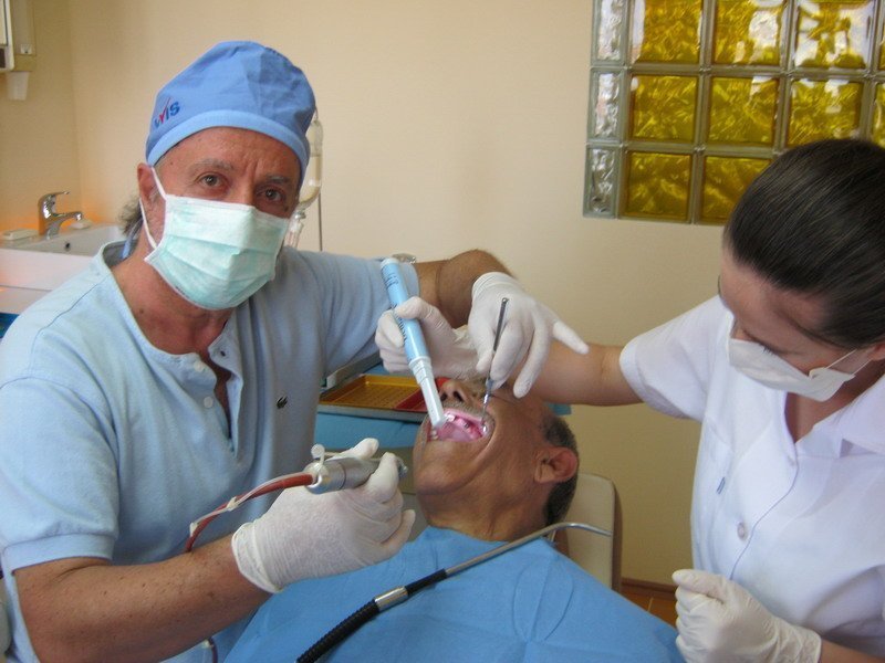 Doku harabiyetini en aza indirerek yapılan implant uygulamaları diğerlerine göre çok daha başarılı olmaktadır.<br>Bu bağlamda 2000 yılından bu yana implant ameliyatlarımı kesisiz ve dikişsiz yapmaktayım.