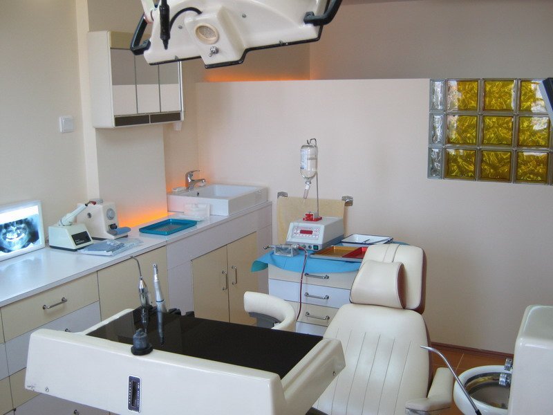 Doku harabiyetini en aza indirerek yapılan implant uygulamaları diğerlerine göre çok daha başarılı olmaktadır.<br>Bu bağlamda 2000 yılından bu yana implant ameliyatlarımı kesisiz ve dikişsiz yapmaktayım.