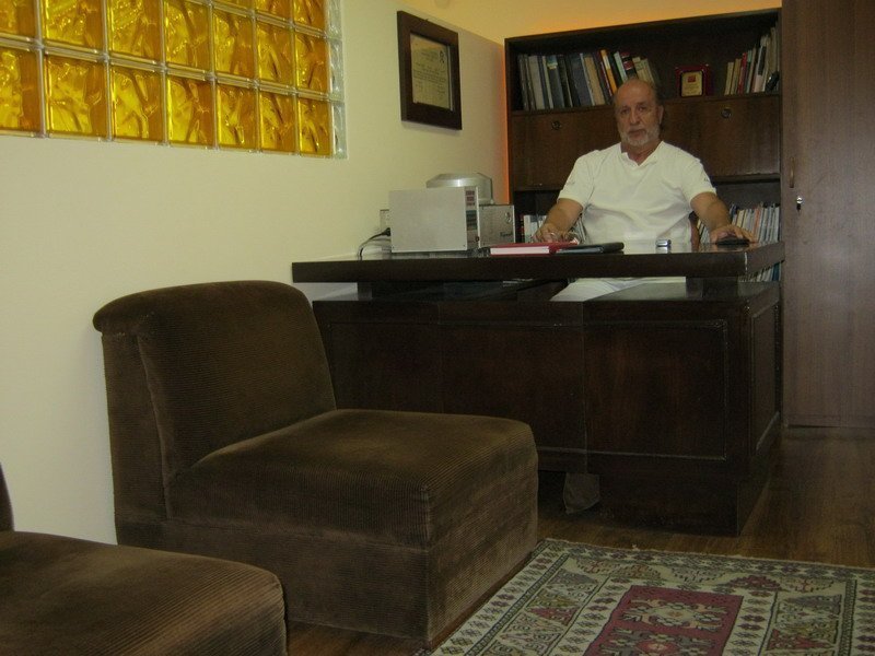 İstanbul Üniversitesi Diş Hekimliği Fakültesinden mezun olduktan sonra, 10 yıl boyunca mesleğimle ilgili olarak Almanya'da bulundum.<br>Çene cerrahisi çalışmalarımı Münih, İmplantoloji çalışmalarımı Bremen, Protez çalışmalarımı Wesel'de yaptım.<br><br>Daha sonra Izmir-Alsancak da, şimdi de Kuşadası'nda kendi kliniğimi kurdum.<br><br>Bilgi Nejat YÜCESOY<br>Diş Hekimi