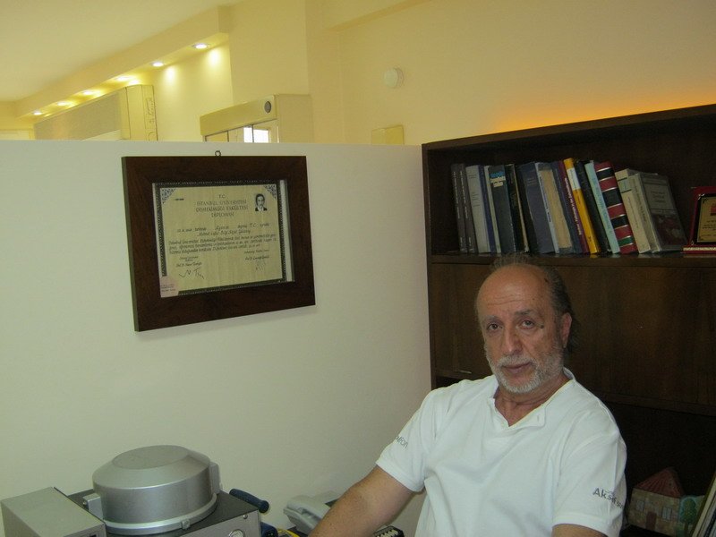 İstanbul Üniversitesi Diş Hekimliği Fakültesinden mezun olduktan sonra, 10 yıl boyunca mesleğimle ilgili olarak Almanya'da bulundum.<br>Çene cerrahisi çalışmalarımı Münih, İmplantoloji çalışmalarımı Bremen, Protez çalışmalarımı Wesel'de yaptım.<br><br>Daha sonra Izmir-Alsancak da, şimdi de Kuşadası'nda kendi kliniğimi kurdum.<br><br>Bilgi Nejat YÜCESOY<br>Diş Hekimi