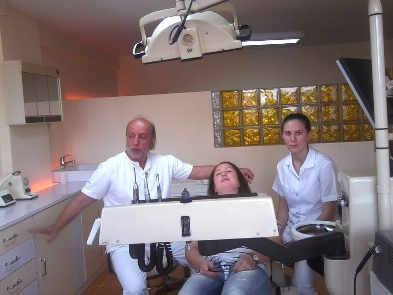 Tam donanımlı 2 tedavi ünitesi, her türlü tedaviye uygun şekilde tasarlanmıştır.